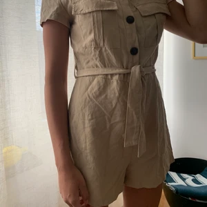 Beige jumpsuit  - Beige jumpsuit ifrån bershka i storlek S/M. Väldigt flowy och skönt material 🌸💋