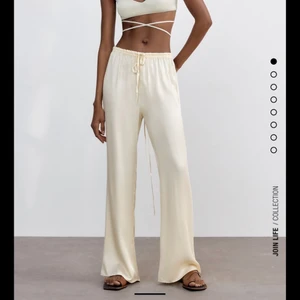 Byxor  - Säljer dessa byxor från zara i storlek XS, kommer inte till användning, inga slitningar. Skriv privat om du undrar något!😙😙kan mötas och frakta. Ord.pris 259kr slutsålda för tillfället 