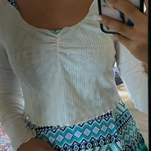 Fin tröja från shein vit  - Använd ca 3 ggr, funkar för både S o M, tunn o luftig. Köparen står för frakt 