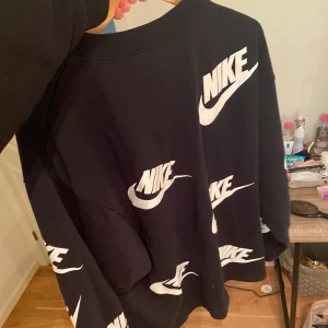 Mysig tröja - Mysig tröja från Nike, oversized modell. Funkar både vardags och till träning. Den är i storlek S❤️ Kontakta mig för mer info. Använd 2-3 gånger
