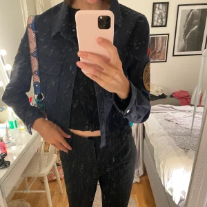 Vintage jacka - Säljer denna super fina vintage jacka köpt på JC. Storlek L men passar S/M ❤️ Kontakta mig för mer information! Använd fåtal gånger så i nyskick 