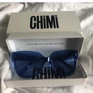 Chimi eyewear 008 - Lånad bild, har dessa 008 i färgen Coco, en repa på högra sidan av ramen annars bra skick, lådan är en aning smutsig men annars inget mer 