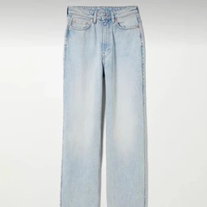 Weekday rowe - Jeans från weekday i den populära modellen rowe💓 brukar vara helt slutsålda på deras hemsida! Använda endast 2 gånger⭐️⭐️ köparen står för frakten 