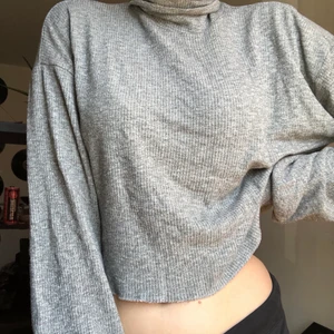 Stickad croppad polotröja  - Knappt använd så fint skick