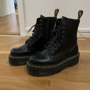 Dr. Martens - Jadon - Säljer mina Dr. Martens, modell Jadon. Så gott som i nyskick, använda ca. 3 gånger utomhus. Nypris: 2300 kr. Betalning via Swish