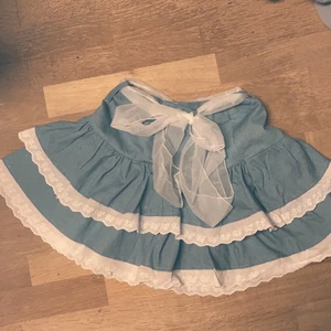 Jeanskjol spets volang  - En kjol i nyskick som var i fel storlek. Jag har inte haft på mig kjolen och den har fortfarande lappen på. Kjolen är i storlek S- SX. Kjolen är 40 cm lång och 70 cm i midjan. Betalning sker via swish och det är fri frakt. såhär går det till: skriv in dina uppgifter så skickar jag en bild på varan när den är färdigpackad och klar, swisha då inom snarast möjligast. Meddela mig gärna när du fått varan! Om du då upptäcker några skador på varan kan du skicka en bild på de( då kommer jag swisha tilbaka pengar- kan dessvärre inte stå för kostnaden jag själv behövt betala för frakten ) 