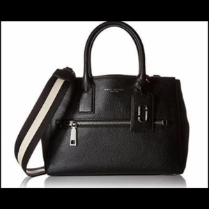 Marc Jacobs Gotham  - Jätte fin väska från Marc Jacobs, mycket gedigen!  Endast använd fåtal gånger! Snygg som jobb eller  skolväska! Nypris 550 usd, nu 2500kr eller högstbjudande! Köparen betalar frakten