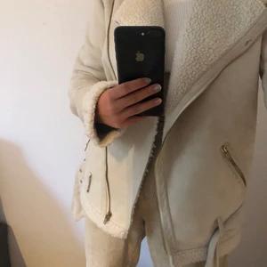 Beige bikerjacka i mocka - Säljer denna beiga bikerjacka i mocka med teddytyg på insidan. Köpt på bikbok i storlek M för 599kr (passar mig som vanligtvis har strl 36/S). Kontakta mig vid intresse men även vid frågor eller om du vill ha fler bilder. (Priset kan diskuteras)🥰