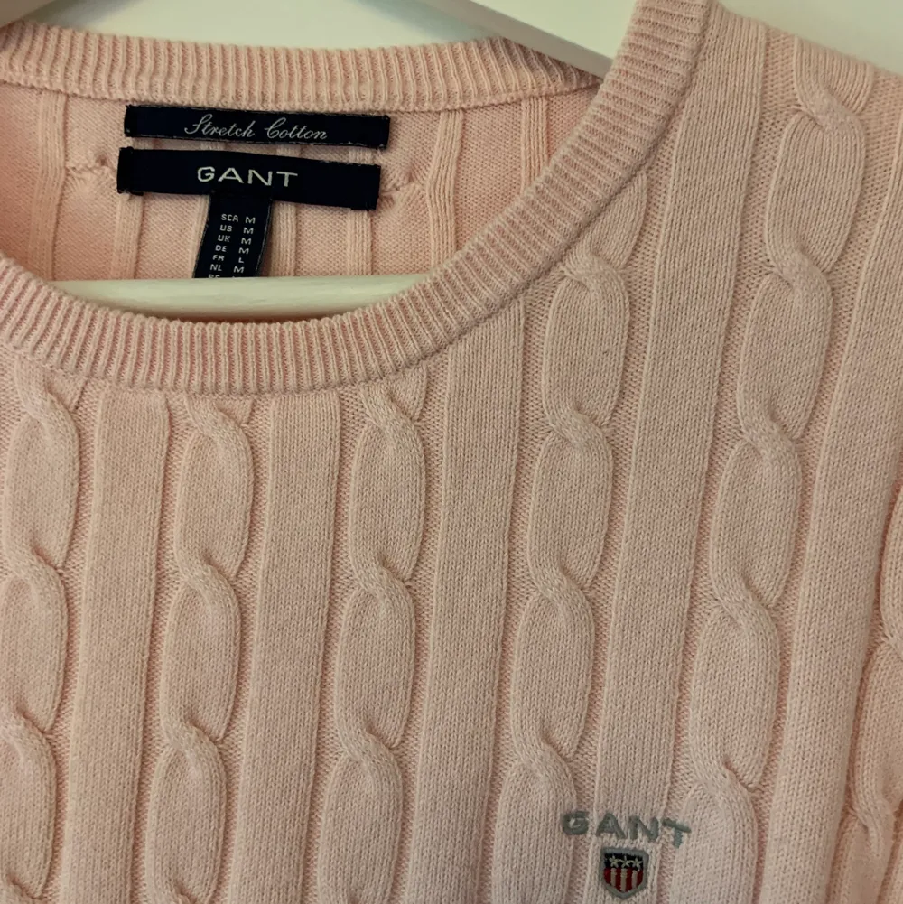 Kabelstickad tröja ifrån Gant, sparsamt använd men säljer på grund av att den inte kommer till användning längre. Finns inga märken eller skador💗 (Lånad bild från Gants hemsida). Tröjor & Koftor.