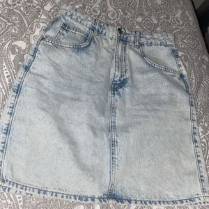 Kjol  - En kjol i super bra skick, säljer pga för liten för mig. Köpare står för frakten