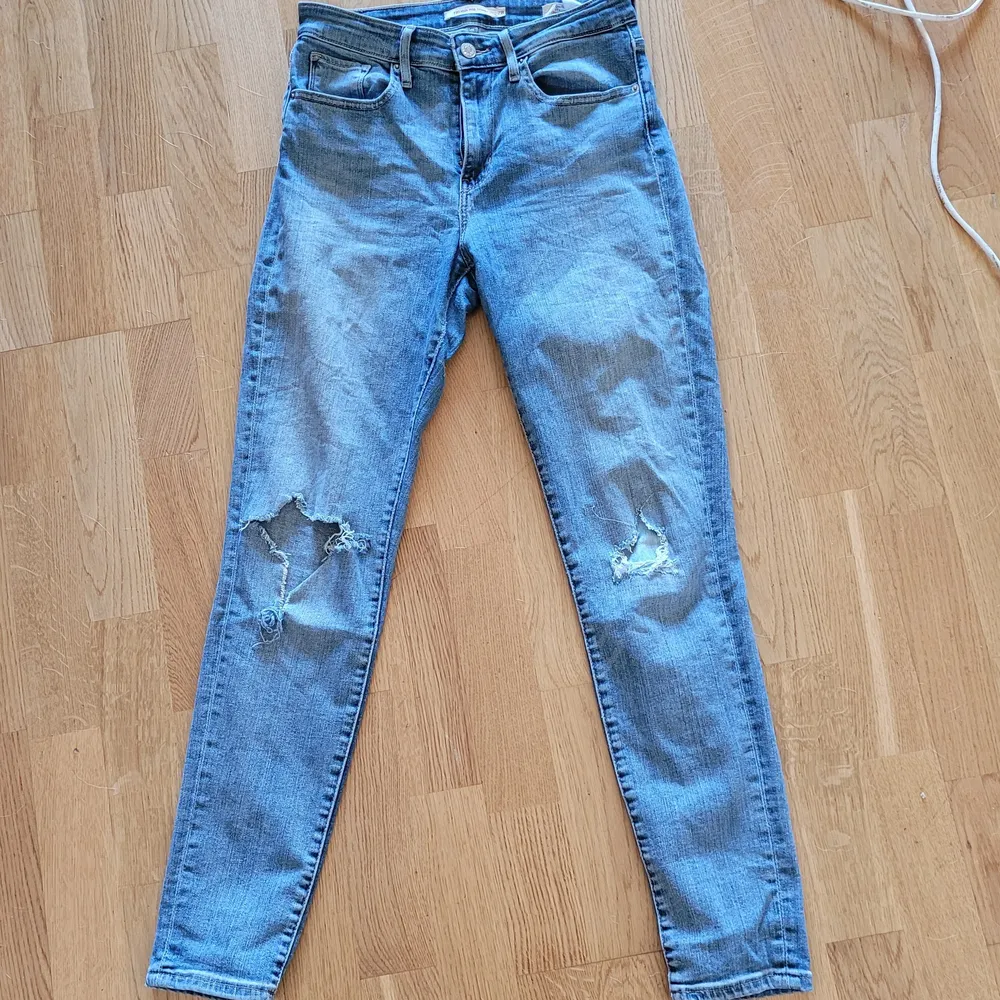 Levis jeans med slitningar på båda knäna och ena bakfickan, väldigt fint skick.. Jeans & Byxor.