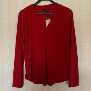 Ny Röd blus - Aldrig använd  röd blus, har fortfarande kvar prislapp. Nypris 149. Storlek S men passar M och L beroende på hur man vill den ska sitta 
