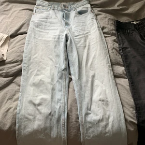 Zara jeans - Jättefina vida zara jeans köpta för någon månad sen, sparsamt använda, högmidjade, går att klippa om man vill ha de kortare med tanke på att de är ganska långa! Perfekt skick 💙💙 köptes för 400kr