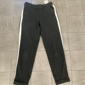 Kostymbyxor  - Nästan helt oanvända kostymbyxor ifrån Veronica. Kostymbyxorna har vita revär på sidorna🤍