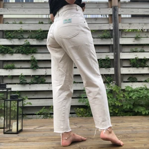 Vita jeans - Ett par sköna o snygga vita jeans. Står inte storlek, men jag har storlek M och de sitter lite pösigt på mig. Köparen betalar frakten