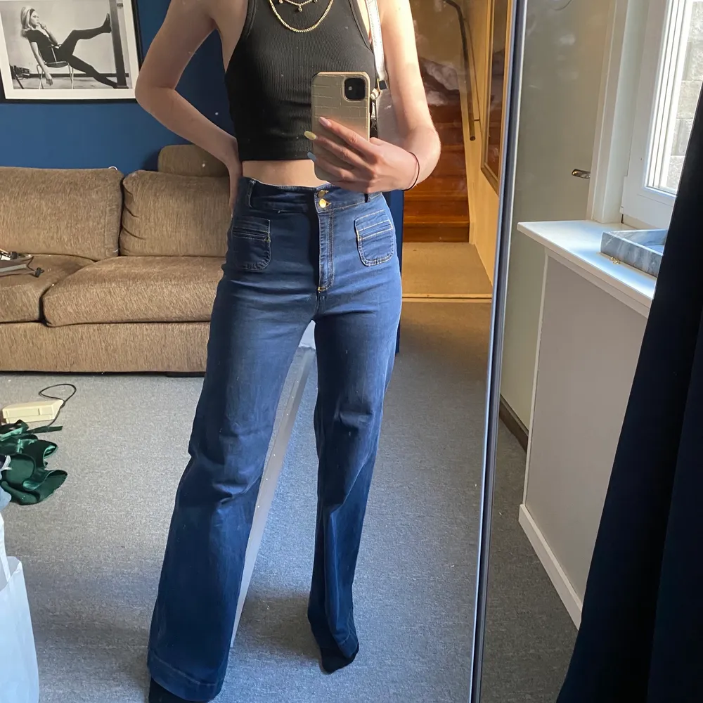 Jättefina bootcut byxor från H&M, endast använda några gånger🌸. Farkut & Housut.