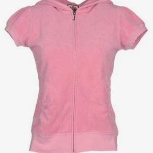 Juicy couture topp - Super söt och fin juicy couture tröja. Föra ägaren har gjort den från LP härmad till kortärmad. bild 3. Den är lila rosa färg. Första bilden är lånad. Dragkedjan kan krångla ibland! 