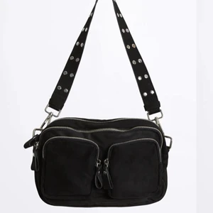 Connie bag (Gina tricot)💞 - Säljer denna super fina connie bagen från Gina Tricot. Köptes för 350kr och säljer nu den för 190kr. Super fint material, andvänd med i gott skick!💞Frakt ingår!