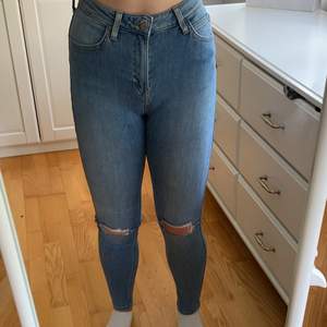 Lee jeans, stretchiga och passar en xs-m. Inte använda så jättemycket så dom är i bra skick. Jag köpte dom för ungefär 600kr så säljer för 300kr. Köparen står för frakten. 