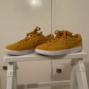 Gula Nike skor - Gula Nike skor i mocka. Använda två gånger. Vid post tillkommer frakt.