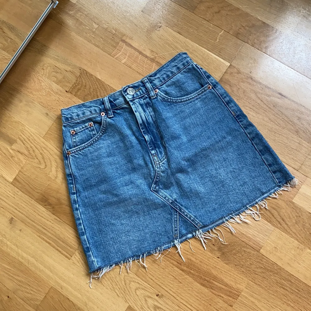 Så fin jeanskjol till sommaren från BDG urban outfitters i strl xs💕 har inte fått mycket användning av den så den är därför i nyskick! Tveka inte att höra av dig om du har frågor! (mina mått står i min profil). Kjolar.