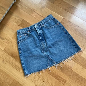 Jeanskjol BDG urban outfitters - Så fin jeanskjol till sommaren från BDG urban outfitters i strl xs💕 har inte fått mycket användning av den så den är därför i nyskick! Tveka inte att höra av dig om du har frågor! (mina mått står i min profil)