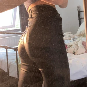 Svarta skinnbyxor - Skinnbyxor från vila i strl xs, sitter jättefint på! Är lite för korta för min smak som är 172, skulle säga att de är ”full length” på alla som är 168 och ner🌸 mina mått står i min profil och tveka inte att höra av dig vid frågor!