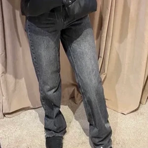 Grå zara jeans - Ett par fina grå/svarta jeans från zara! De är inte klippta nedtill. Köpta här på Plick så bilderna är från förra ägaren. De har aldrig kommit till användning av mig och förra ägaren hade endast använt dem ett fåtal gånger därmed är de i fint skick!! 🥰 köparen står för frakten!!