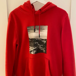 Röd hoodie med tryck - Säljer min knappt använda hoodie med tryck ifrån hm. Köpt på killavdelningen.
