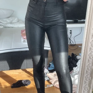 Skin byxor  - Köpta på zalando för 300kr säljer för 80kr sitter som en smäck älskar dom men kommer tyvärr inte till användning 