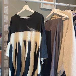 Weekday bleached t-shirt  - Oversized t-shirt från weekday med blekat mönster på fram och baksida. Storlek M men större skulle jag säga. Bra skick! Andvända väldigt få gånger. 