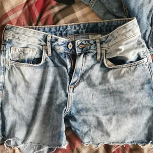 Low waist shorts small - Super snygga lowwiast shorts, klippta själv men har växt ur. Inte super korta, passar small/x-small. Köpta från Hm. 