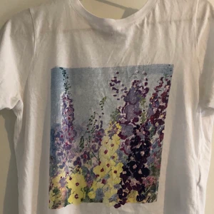 T-shirt med tryck Gina Tricot - Jag säljer en vit t-shirt med tryck av blommor från Gina Tricot, t-shirten i storlek Xs och i fint skick eftersom den är använd endast 2 gånger, ordinarie pris: 129kr mitt pris: 75kr (frakten ingår i priset!) 