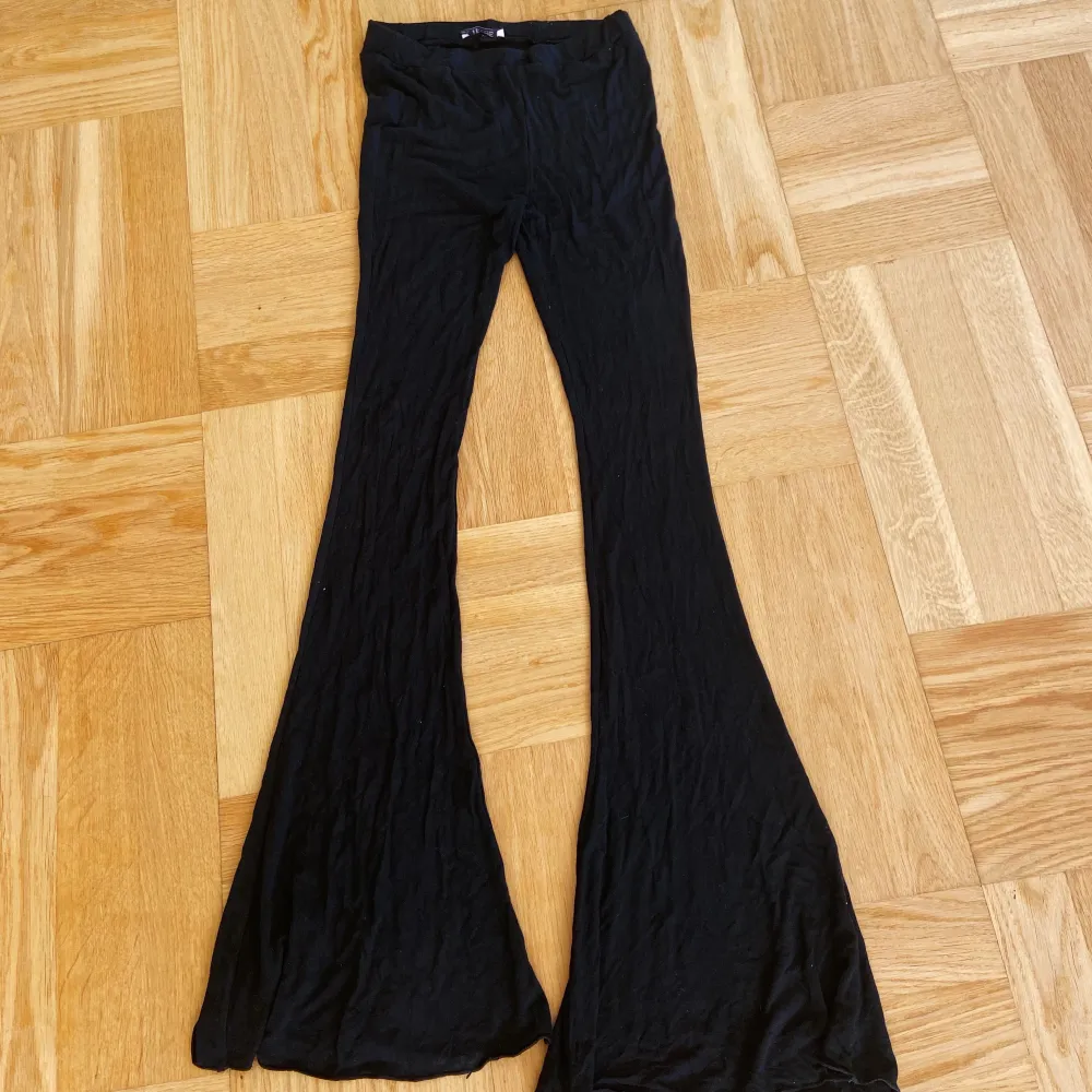 Jättesköna utsvängda svarta leggings. Mjukt material 🖤 . Jeans & Byxor.