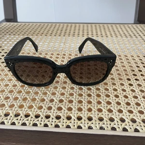 Celine solglasögon  - Super snygga celine solglasögon. Äkta vara. Nypris: 3500 säljer nu för 900 kr 