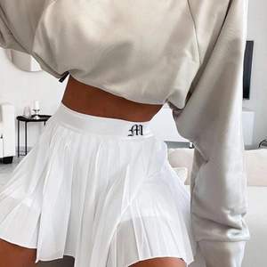 Säljer den här trendiga tennis vit kjol 🤩🤍💛🤍💛!!!! Det är i fint skick och säljer de pga de är ganska för långt för mig som är 154 cm samt för stor i midjan för mig som har 32 eller 24W. 🥺 Första bilden är lånad💕 Frakten är inte inkl💓 Jag tar inte budgivningen💕