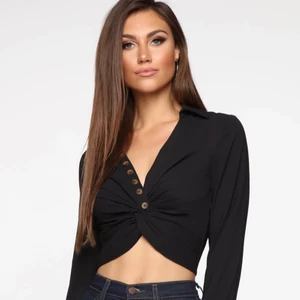 Svart Knapp Topp  - Svart topp från FashionNova som är slutsålt överallt! Storlek S kan även passa XS. 💓 En av knapparna är nedsydda ✨