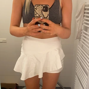 Sommar shorts från Zara - Sommar shorts som ser ut som en kjol framtill. Det finns en liten fläck som troligtvis går bort i tvätten. Men därmed går jag ner i pris. Byxorna är från Zara och storlek är S. Pris 100kr + frakt 