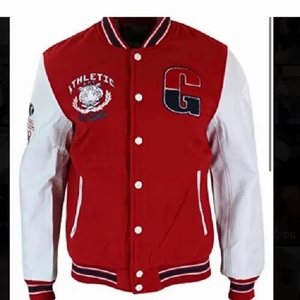 Varsity jacka - Röd Varsity/college jacka med vita läderarmar. Perfekt skick. Storlek S (oversized) köparen står för frakt