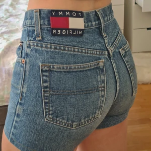 Vintage Tommy Hilfiger Jeans Shorts - Storlek: 27, midja: ca 74 cm, lår: ca 55 cm (lite för små runt låren för mig) köpta på Beyond Retro. DMa för mer info / bilder! 