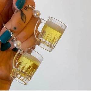 Örhängen-ölglas - Jättehäftiga örhängen som är i form av ölglas. Super coola speciellt nu till sommarn! Köpta här på Plick (lånade bilder) men ej använda. Köpte för 85kr men säljer billigare pga behov av pengar❤️