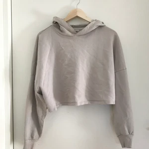 Beige cropped hoodie - Superfin och skön hoodie, inte alltför tjock så passar perfekt nu till sommaren. Passar även small och medium.