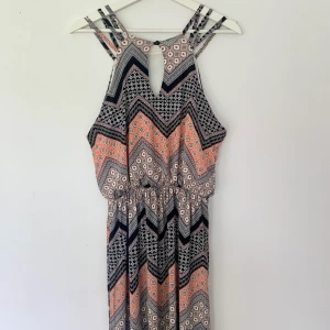 Sommarklänning från Sisters Point/ storlek L/ fint skick/ långklänning  - Långklänning från Sisters Point i storlek L. Använd några få gånger, så i fint skick! Klänningen är stretchig och mycket bekväm att bära. Stängs i ryggen med en knapp. Nypris 800 kronor. Material: 95 % polyester, 5 % Elastane. Normal i storlek och längd. 