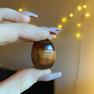 Vackert kristall! - Säljer nu denna vackra kristall! Kan tyvärr inte komma ihåg om det är oxöga eller tigeröga :( Den reflekterar ljus helt magiskt! Köpt på kristallrummet!