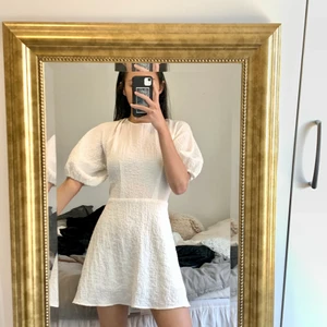 Nakd klänning - Vit klänning som man kan knyta på ryggen. Här kan man justera lösheten av klänningen beroende på om man vill ha det tajt eller lös. Passar XS-M. Endast testad.