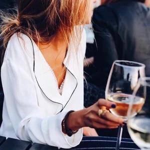 Satin blus - Superfin vit blus med svarta detaljer som passar till alla tillfällen i jättefint skick!