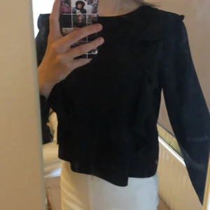 Topp med volanger - Säljer denna svarta toppen med volanger! Använd varsamt. Köpt från kappahl.
