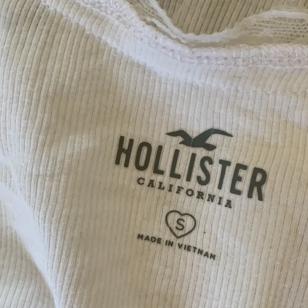 Säljer mitt gulliga linne ifrån Hollister pga kommer alldrig till användning. Köparen står för frakt!❤️. Toppar.