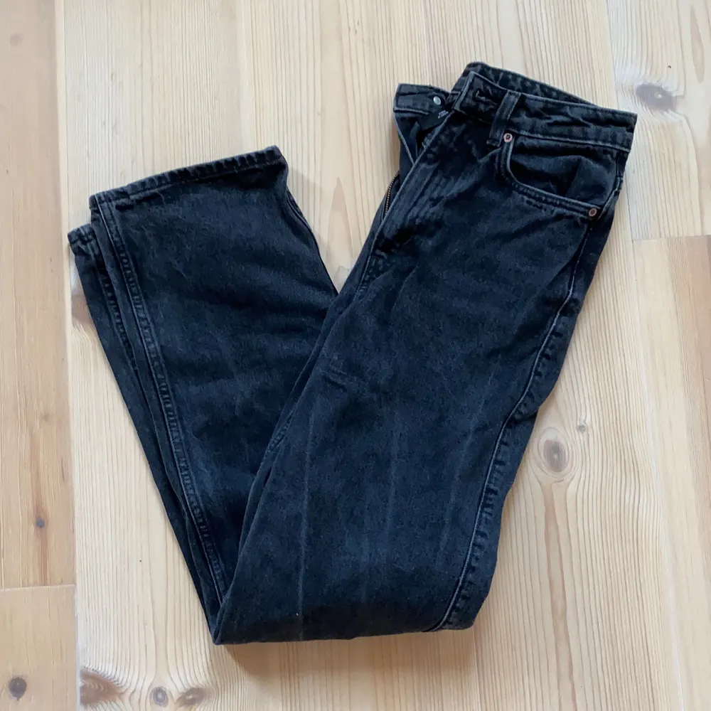 Svarta jeans ifrån weekday i modelled rowe! Typ aldrig använda och jättefint skick! Köptes för 500kr. Får inte på mig de så kan därför inte ha bilder på💙 de passar en 34/36 typ. Jeans & Byxor.