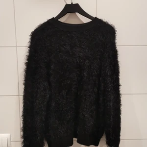 Svart långärmad tröja - Mjuk och gosig tröja i svart. Bra skick. Älskar den men tömmer garderoben på allt som inte passar längre 💕 Frakt tillkommer 💌